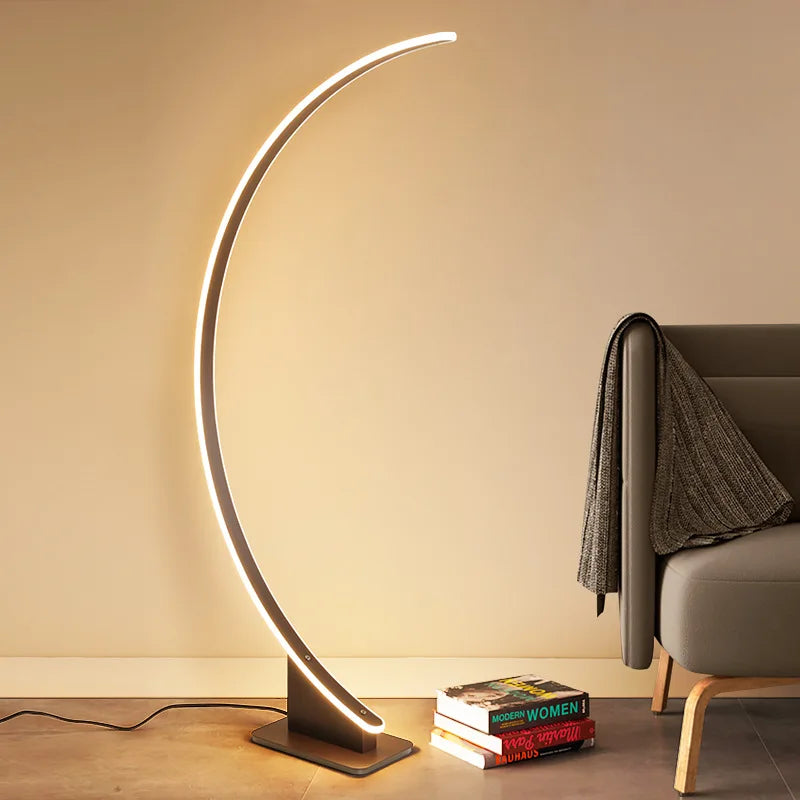 Lampadaire LED en croissant, une sculpture lumineuse