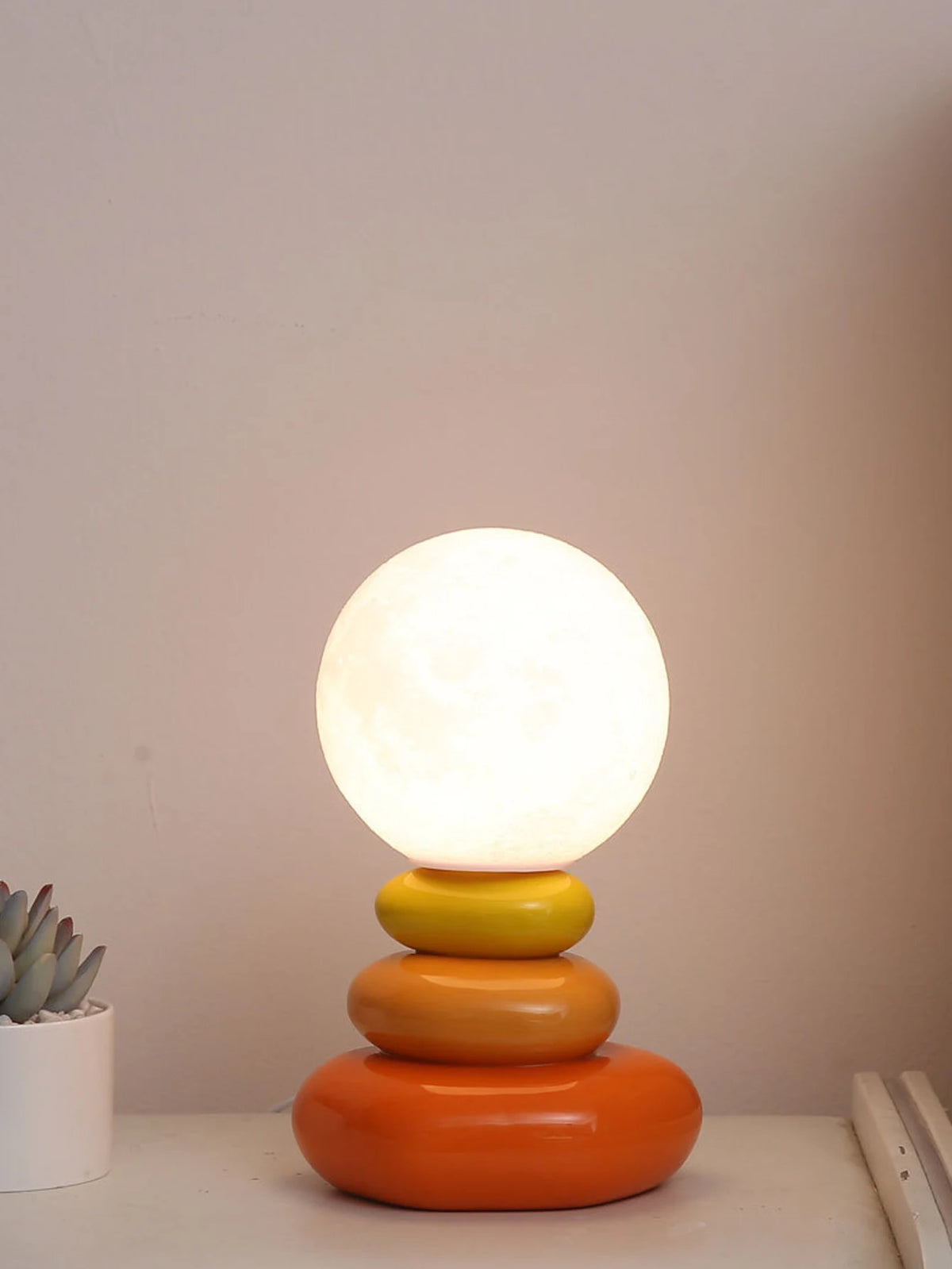Lampe à poser en céramique galets empilés et globe lune, 24 cm