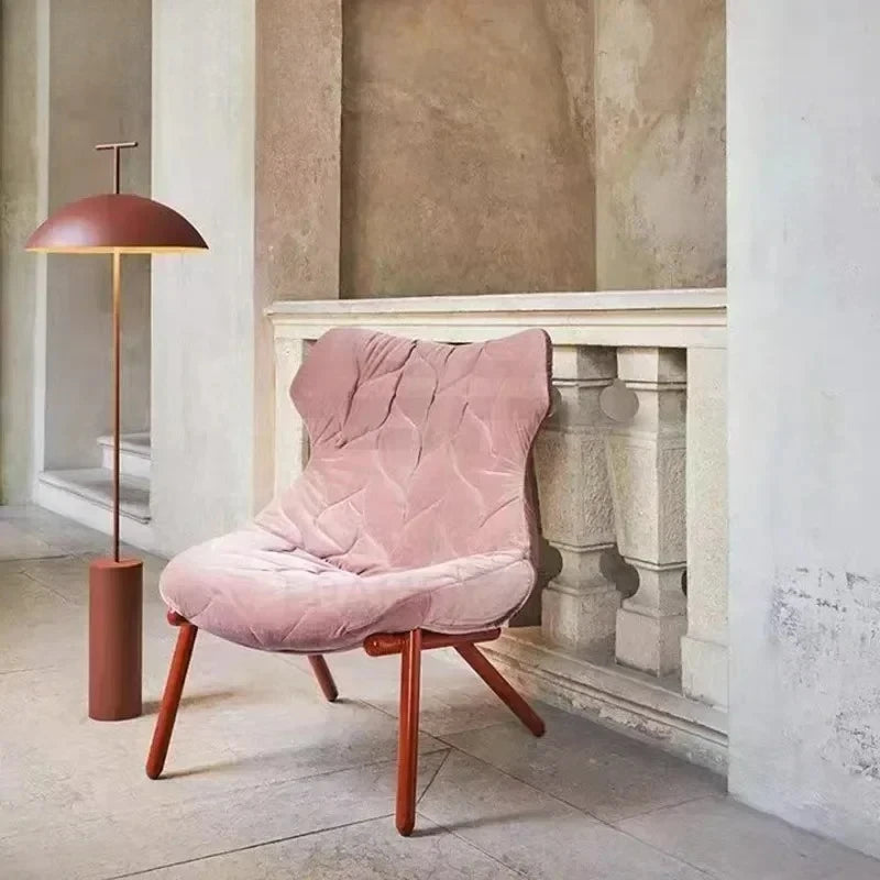 Un parasol de métal qui habille le coin salon