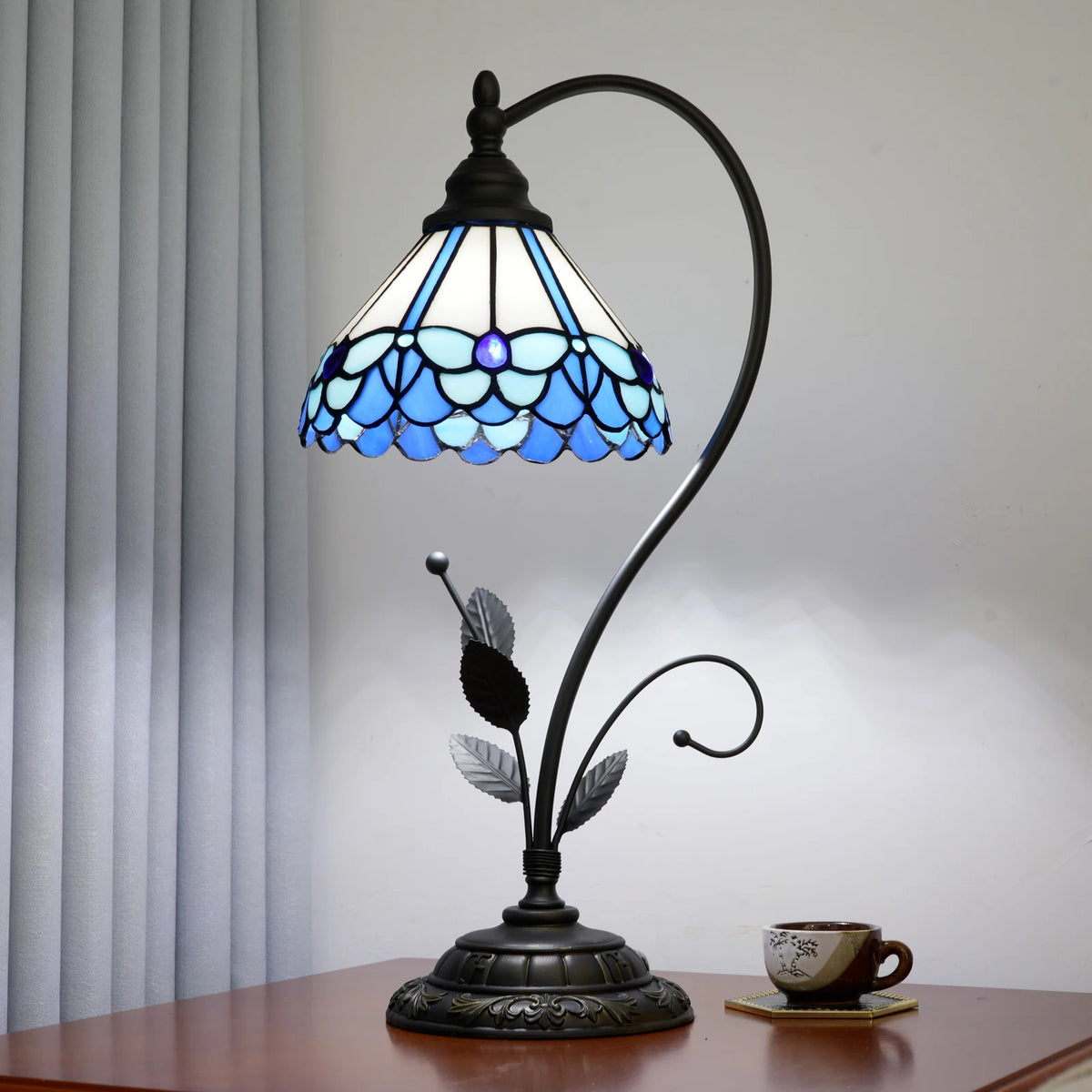 Lampe Tiffany col de cygne en vitrail et métal ouvragé, 50 cm