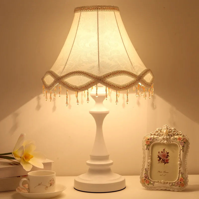 Lampe de chevet rétro en fer laqué noir ou blanc, abat-jour ondulé