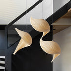 Lustre à volutes de bois en teinte naturelle ou brune, LED fournies