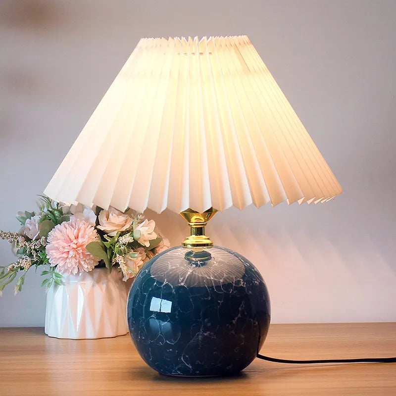 Lampe de chevet en céramique vert profond, abat-jour plissé