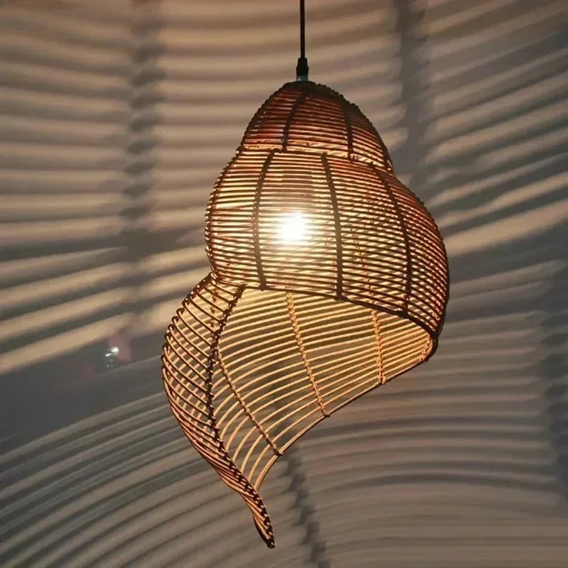 Suspension coquillage en spirale d'osier, marron ou naturel