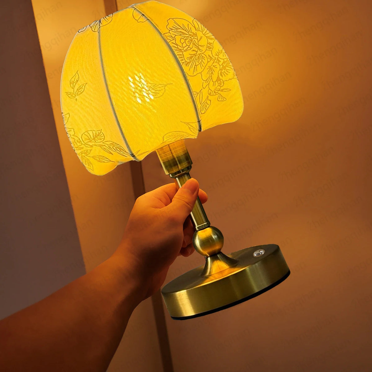 Une lampe de table nomade du chevet au dîner