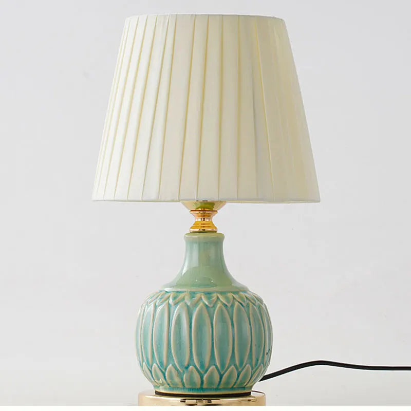Lampe de chevet en céramique céladon à relief de feuilles, pied doré