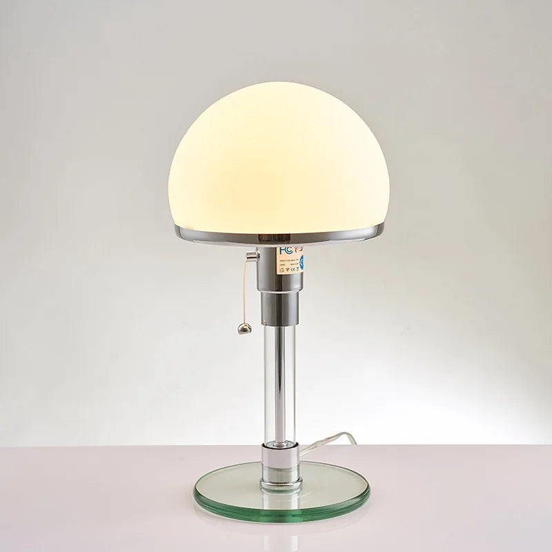 Lampe Bauhaus en verre opalin et chrome, tirette, Ø 18 x H 36 cm
