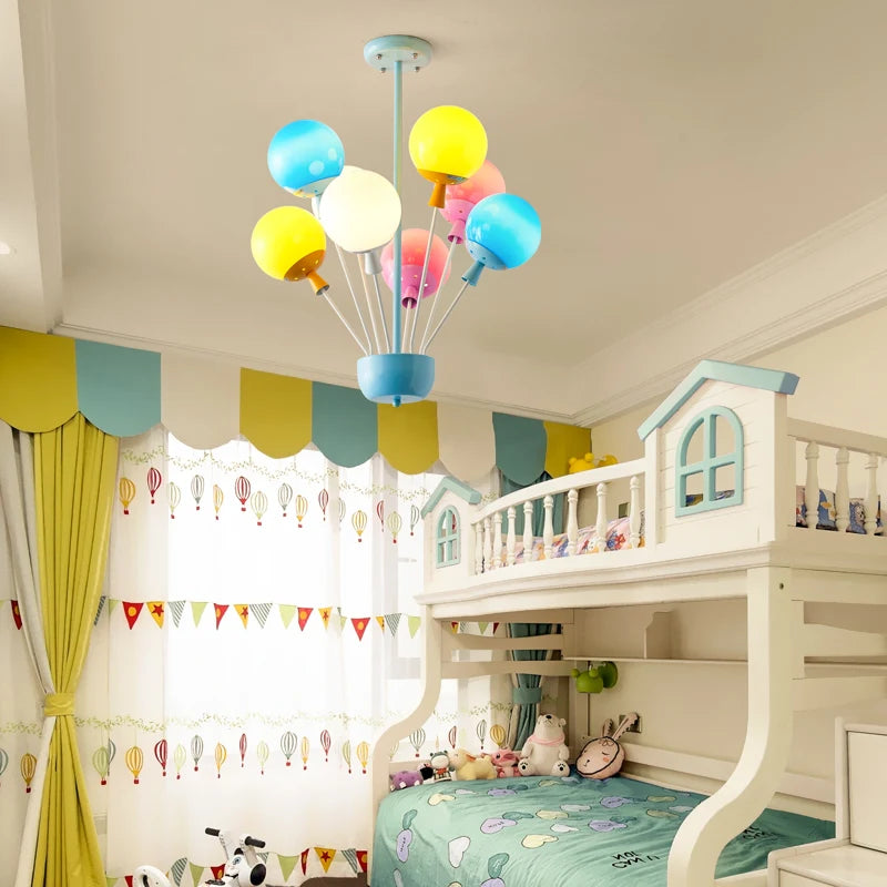 Un luminaire de conte au-dessus du lit d'enfant