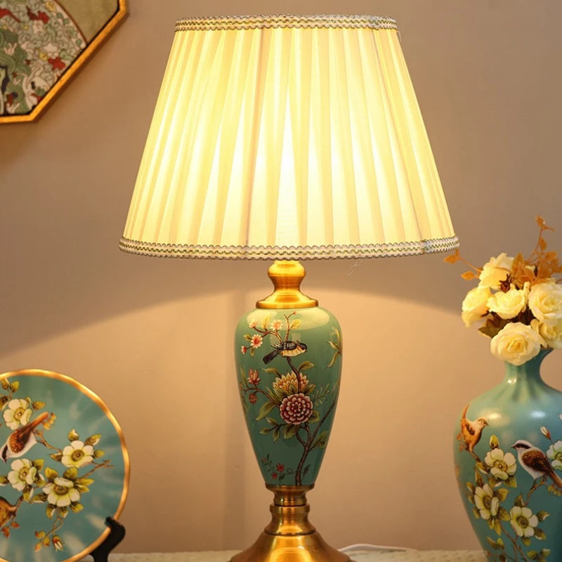 Lampe à poser en céramique peinte oiseaux et fleurs, socle doré