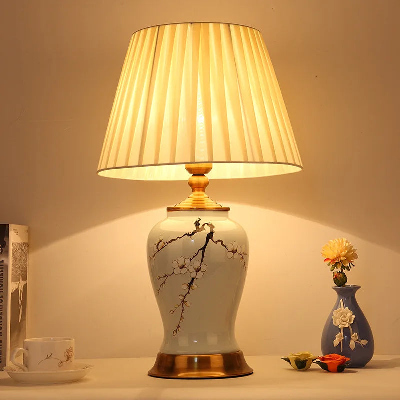 Céramique peinte d'oiseaux sur un socle doré