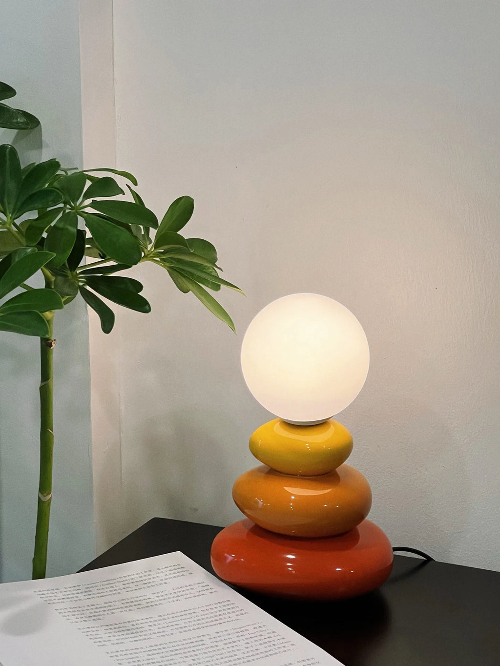 Lampe à poser en céramique galets empilés et globe lune, 24 cm