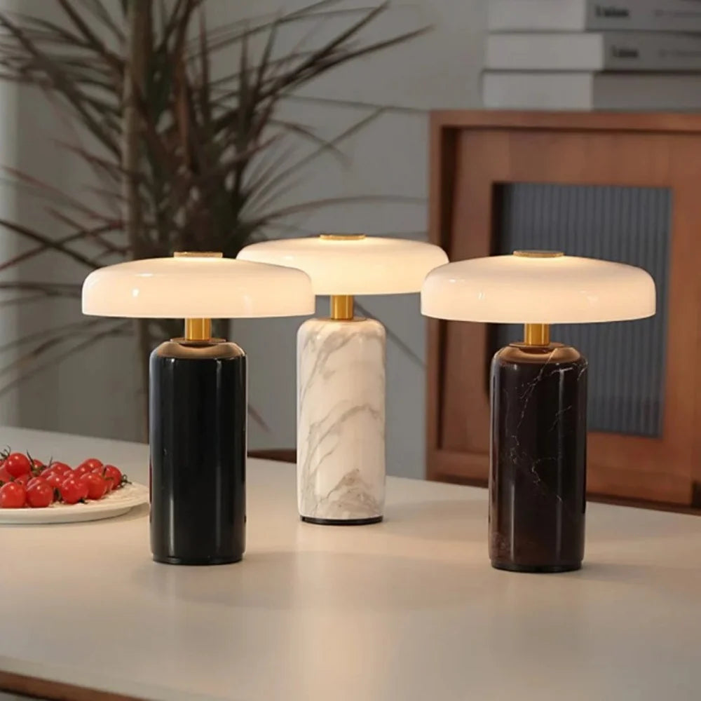 Une lampe minérale pour chevet, buffet et dîner