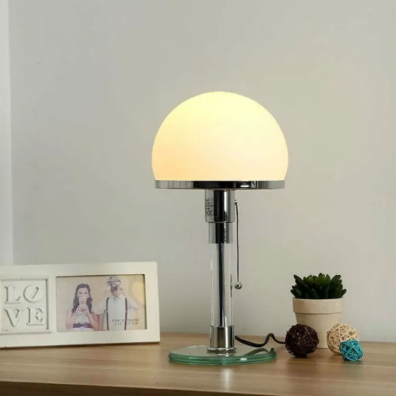 Lampe Bauhaus en verre opalin et chrome, tirette, Ø 18 x H 36 cm