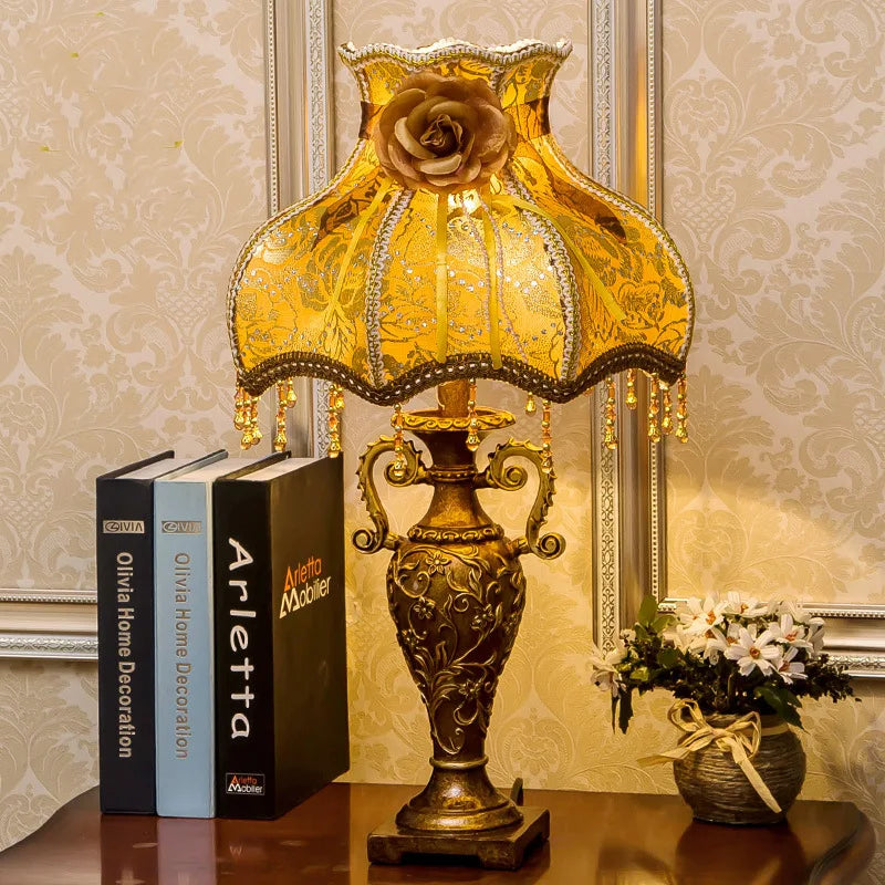 Une lampe de chambre au décor classique et feutré
