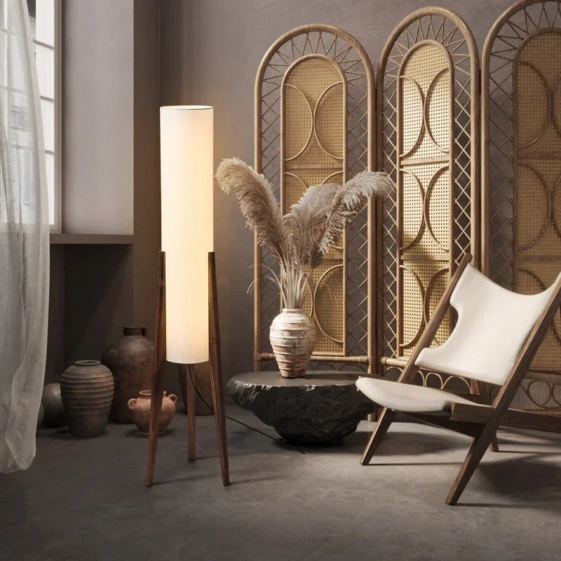 Lampadaire trépied en bois massif et colonne de tissu blanc