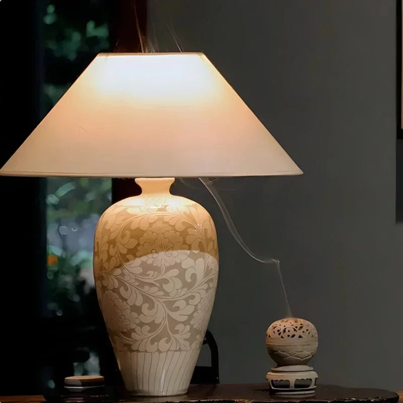 Lampe à poser en céramique gravée de pivoines, abat-jour conique