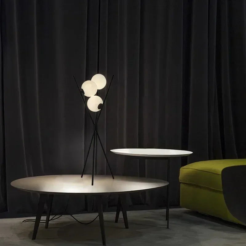 Lampadaire trépied à trois lunes imprimées en 3D, structure noire