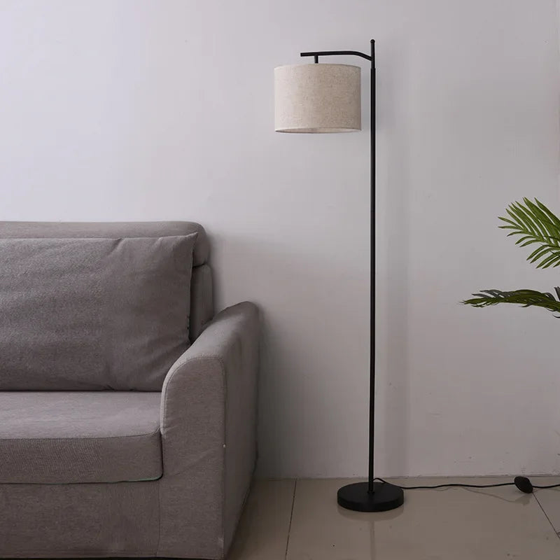 Lampadaire liseuse à col courbé et pédale, abat-jour rotin ou tissu