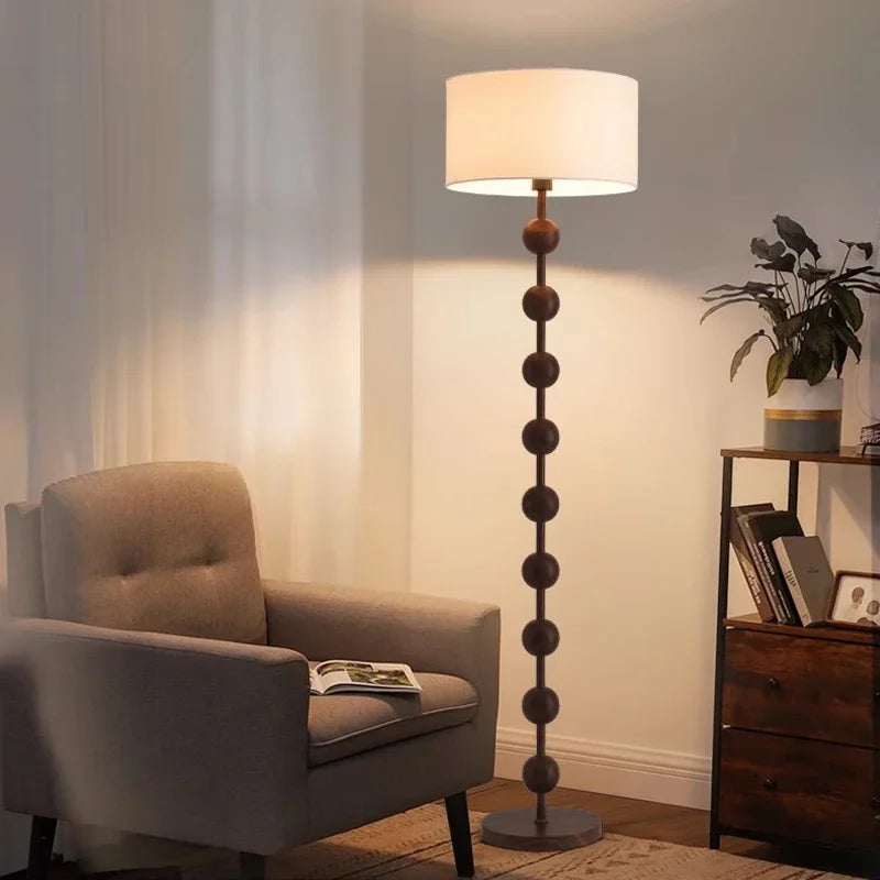 Lampadaire rétro à tige en perles effet bois et abat-jour en tissu