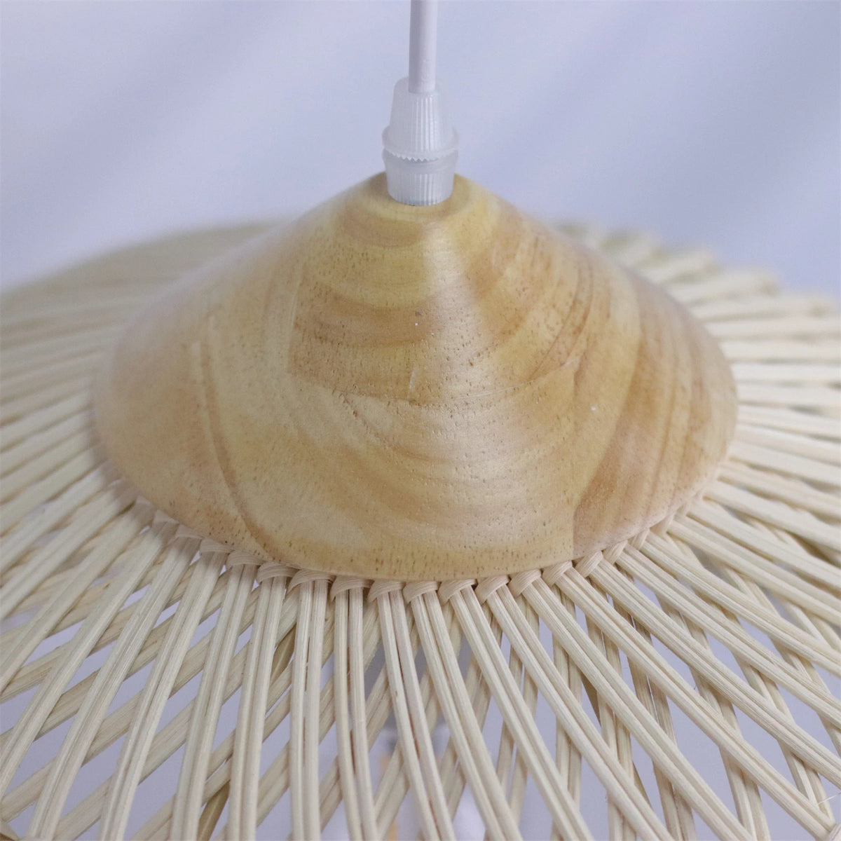Suspension en rotin noir ou beige coiffée de bois, onze modèles
