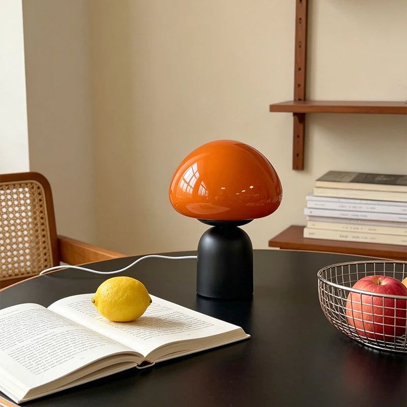 Un champignon de verre coloré sur cloche noire