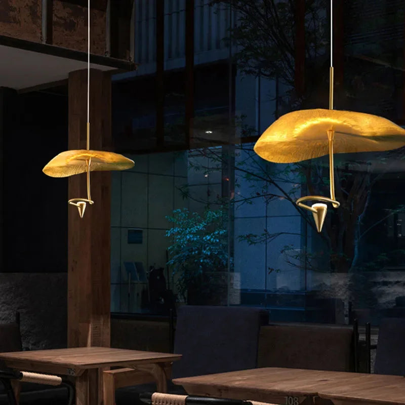 Suspension LED feuille de cuivre doré et tige courbe, de 20 à 35 cm