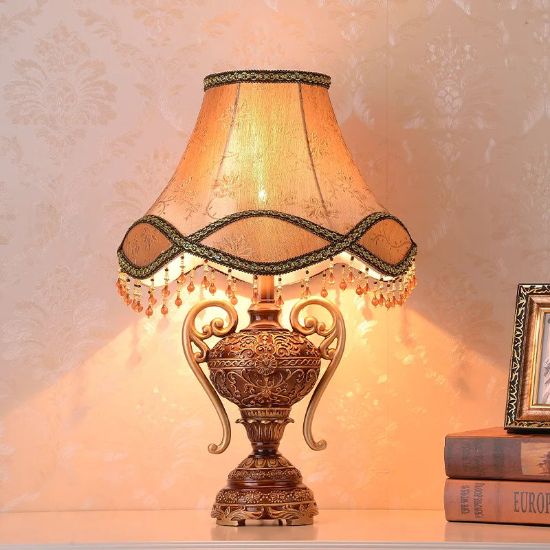 Lampe de table vintage en résine à anses dorées, abat-jour festonné