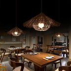 Lustre chapeau de paille sur nid en bambou, beige ou marron