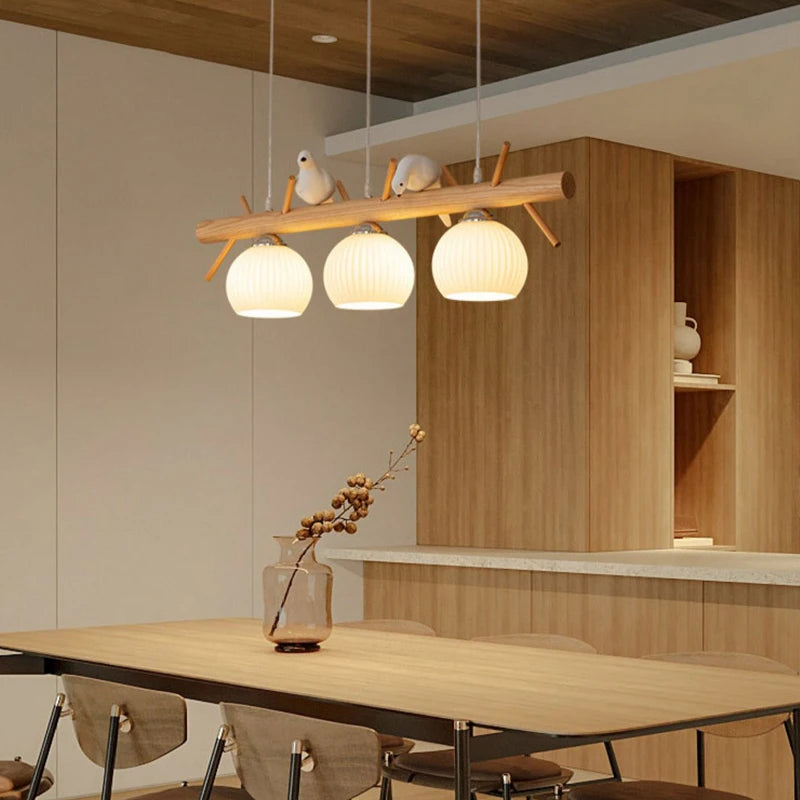 Lustre branche en bois clair aux globes de verre
