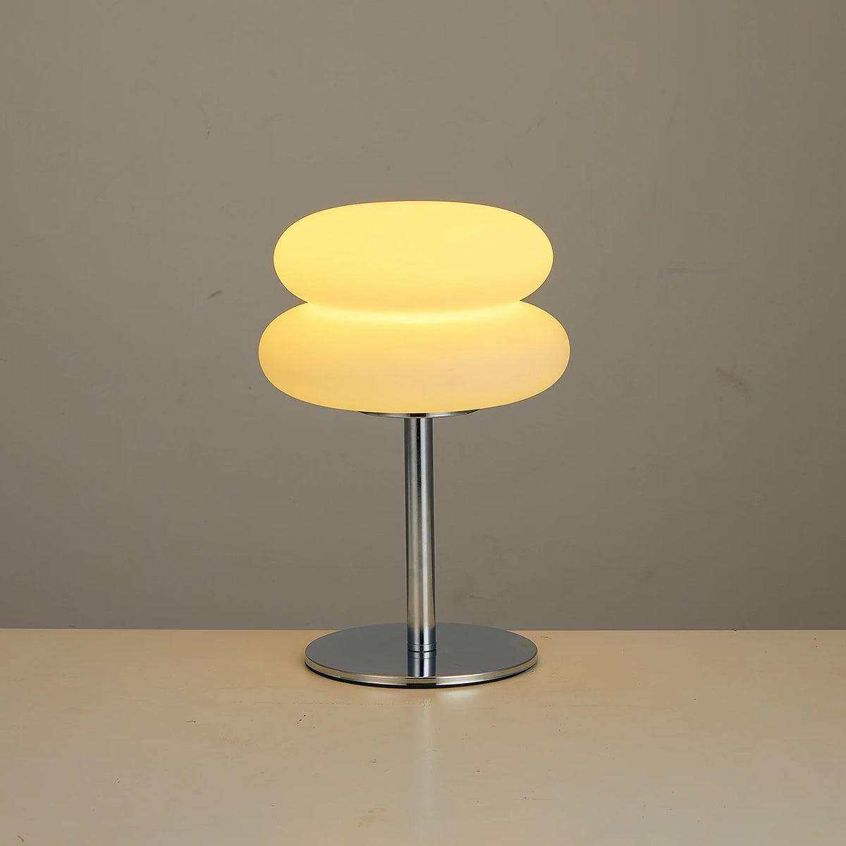 Lampe de chevet USB à double coussin superposé sur pied chromé