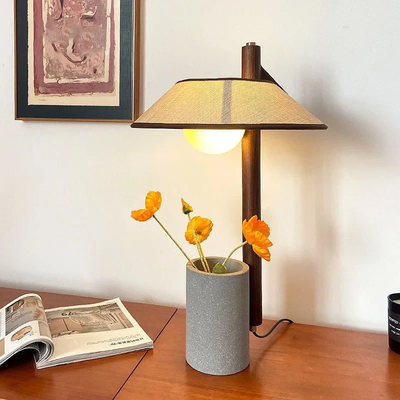 Lampe à poser en bois et ciment, chapeau en tissu et globe en verre