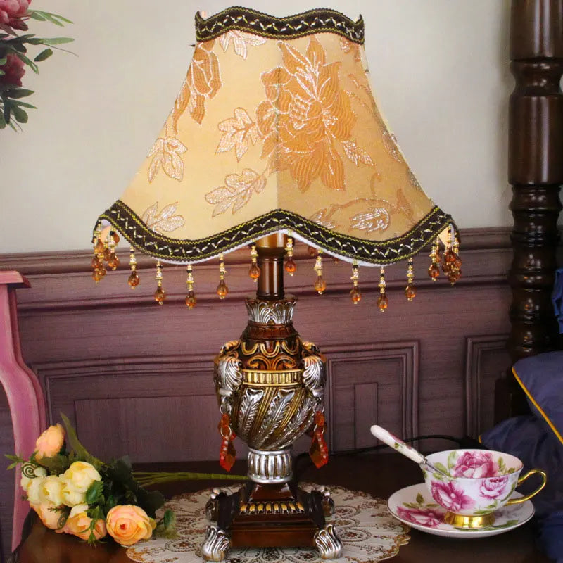 Lampe de chevet ancienne en résine ciselée et pampilles, 5 décors