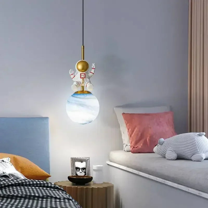 Suspension astronaute sur globe lune ou planète pour chambre d'enfant