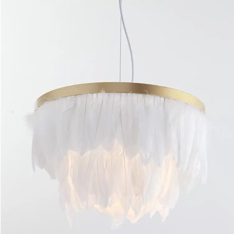 Lustre en plumes cerclé d'un anneau doré