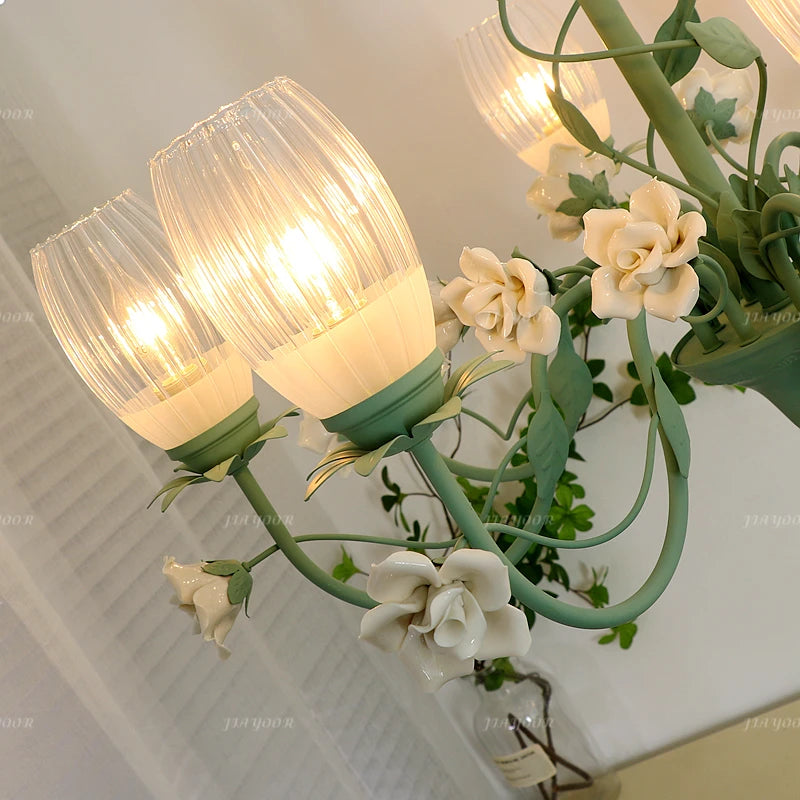 Lustre champêtre vert à fleurs en céramique et tulipes en verre