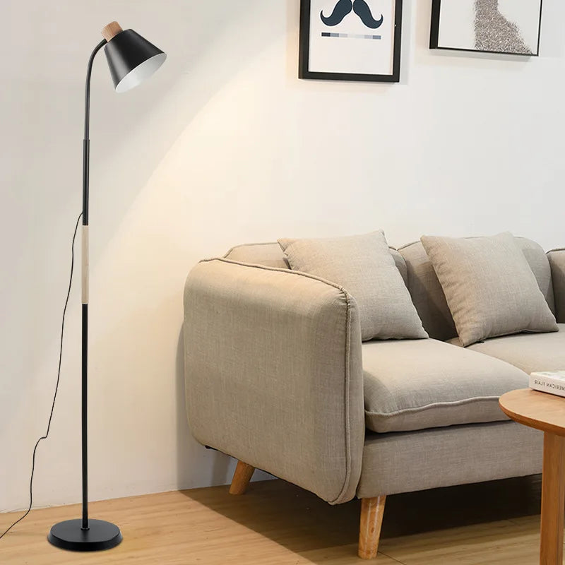 Lampadaire liseuse nordique à cône et touches de bois, 120 cm