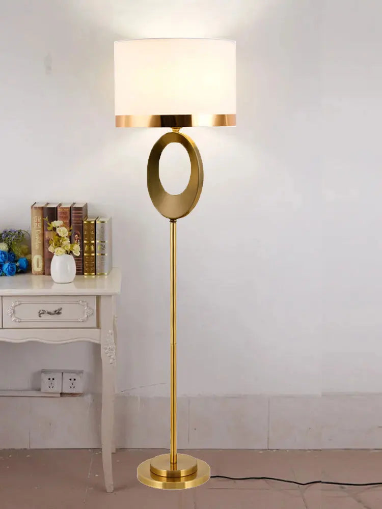 Lampadaire doré à anneau ovale ajouré et abat-jour tambour, 165 cm