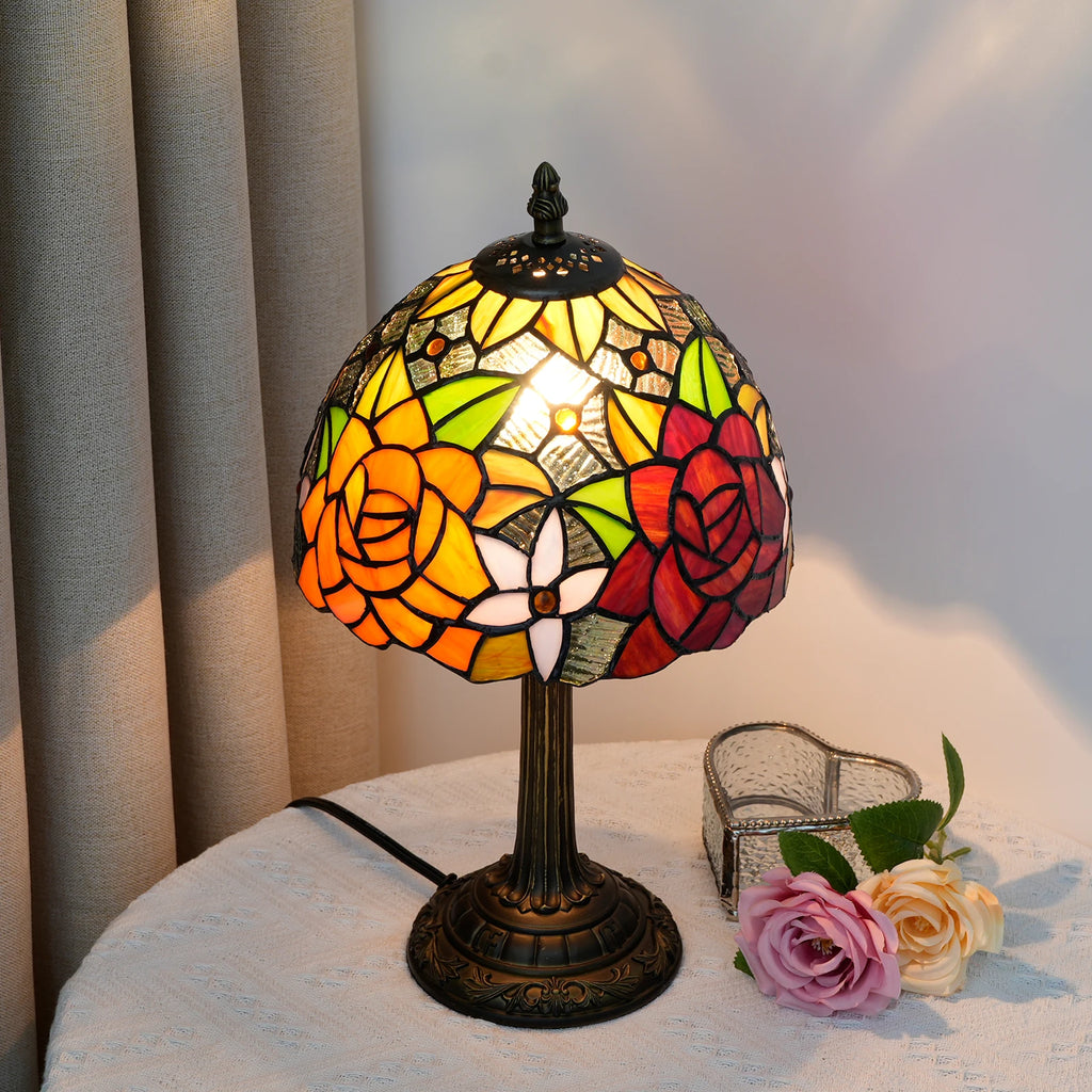 Lampe de chevet style Tiffany en vitrail à roses rouges et orangées