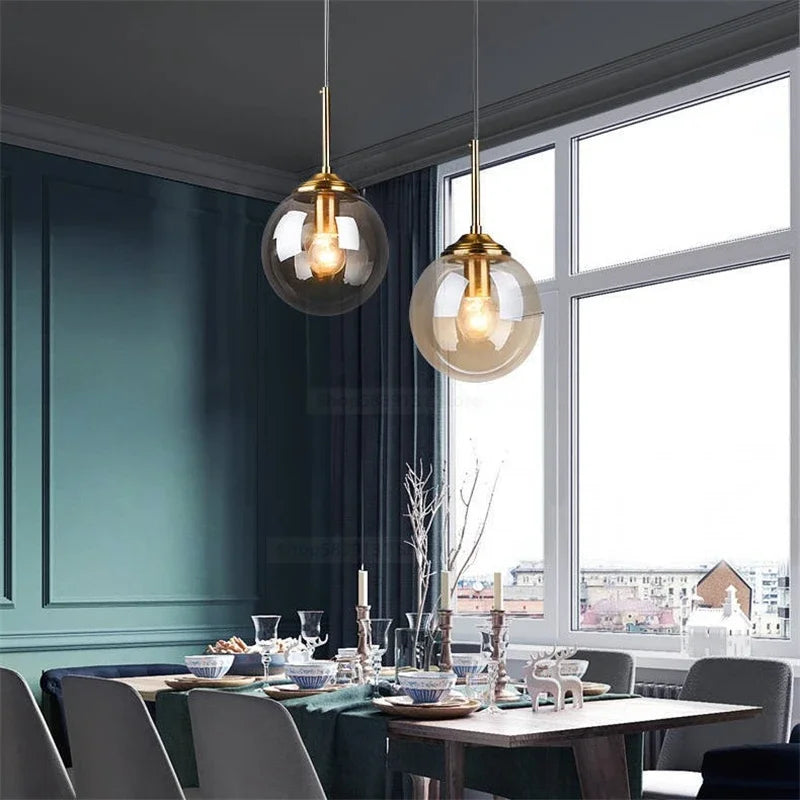 Petite suspension globe en verre Ø 15 cm, tube doré, câble 80 cm