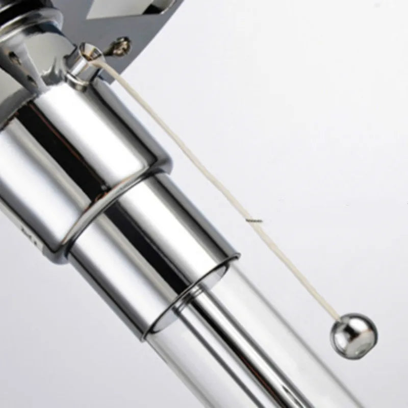 Lampe Bauhaus en verre opalin et chrome, tirette, Ø 18 x H 36 cm