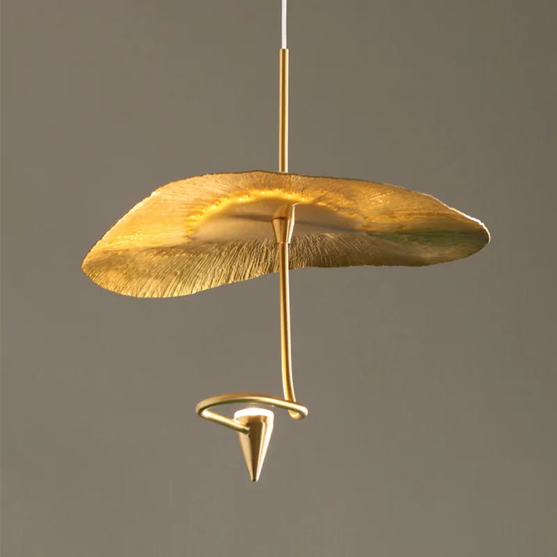 Suspension en cuivre doré inspirée d'une feuille