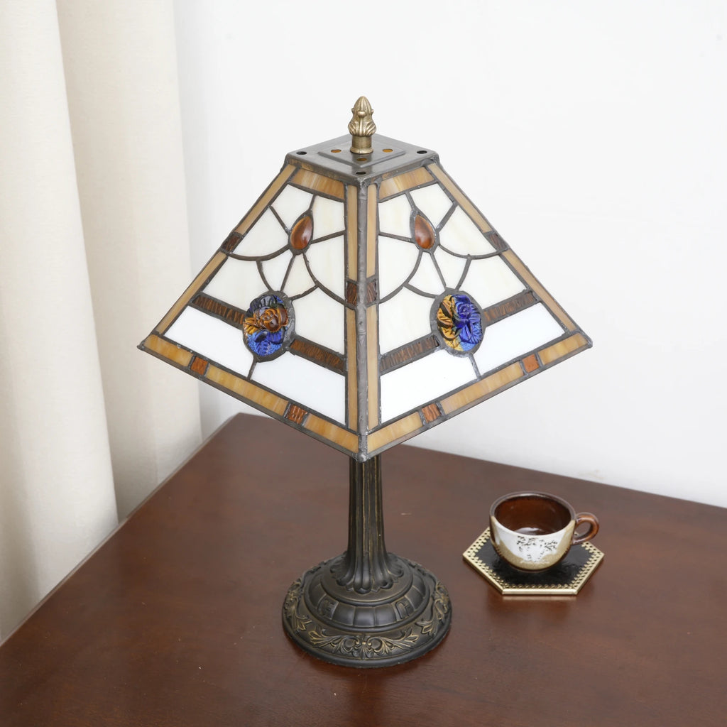 Lampe à poser en vitrail ivoire et ambre, abat-jour pyramide 28 cm