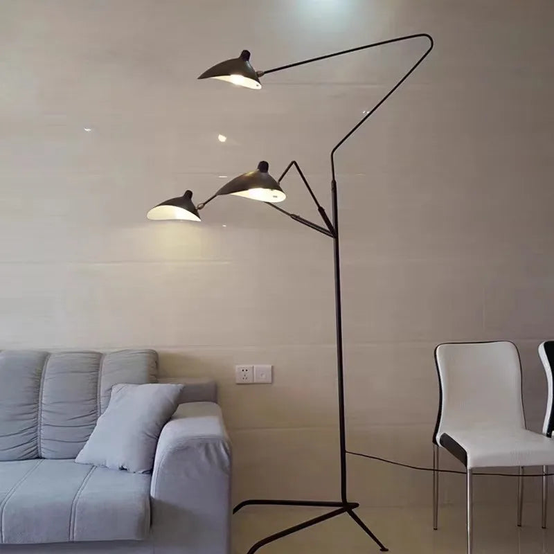 Un luminaire d'atelier décliné du sol au mur