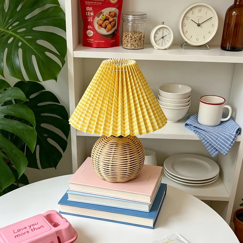 Lampe en rotin à pied boule et abat-jour vichy