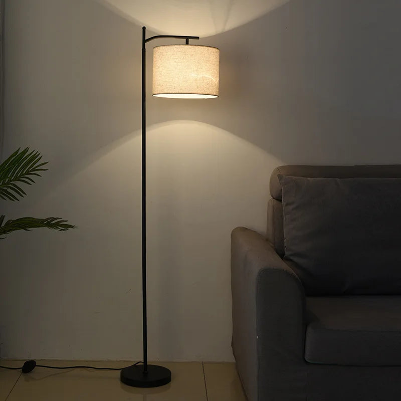 Lampadaire à potence noir et abat-jour suspendu
