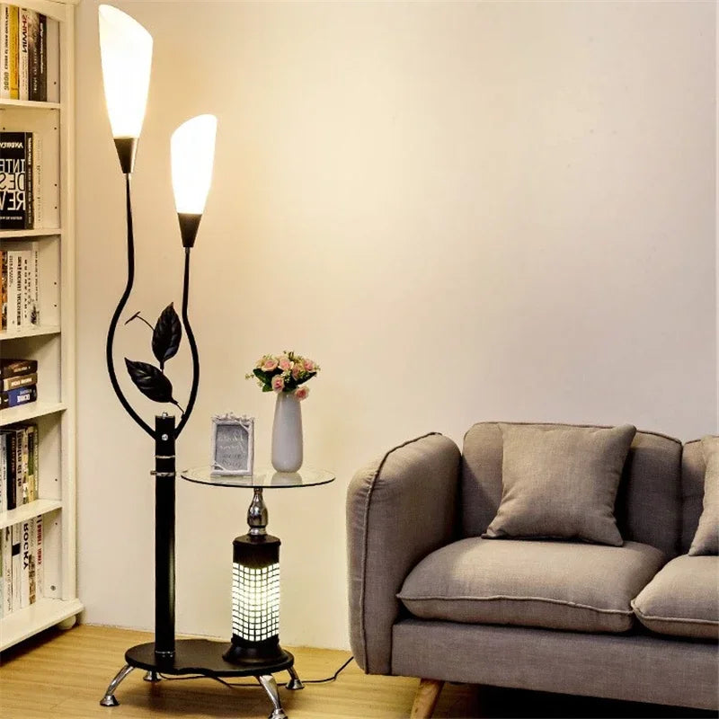 Lampadaire avec tablette en verre intégrée, à poser près du canapé