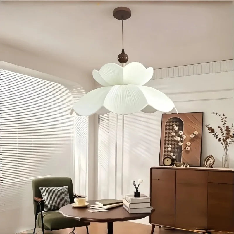 Suspension fleur en tissu plissé et bois foncé