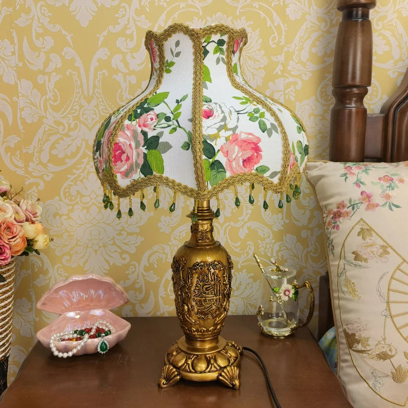 Pied en résine sculptée et abat-jour en tissu fleuri