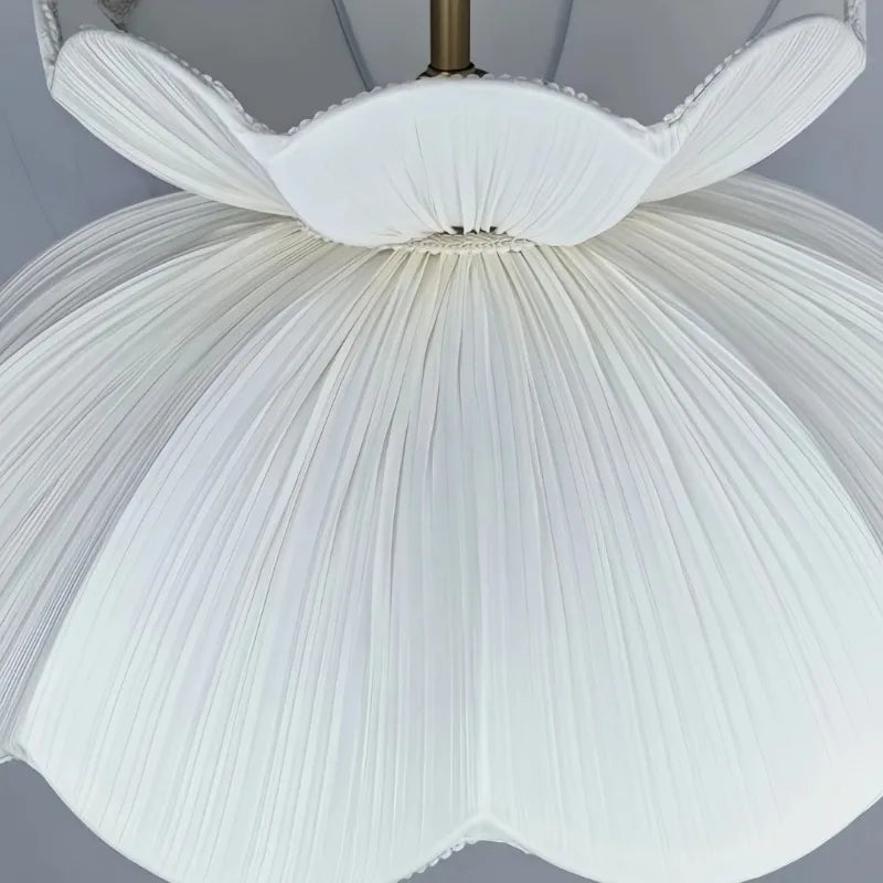 Suspension fleur en tissu plissé blanc et boule en bois, Ø 40 à 60 cm