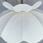 Suspension fleur en tissu plissé blanc et boule en bois, Ø 40 à 60 cm